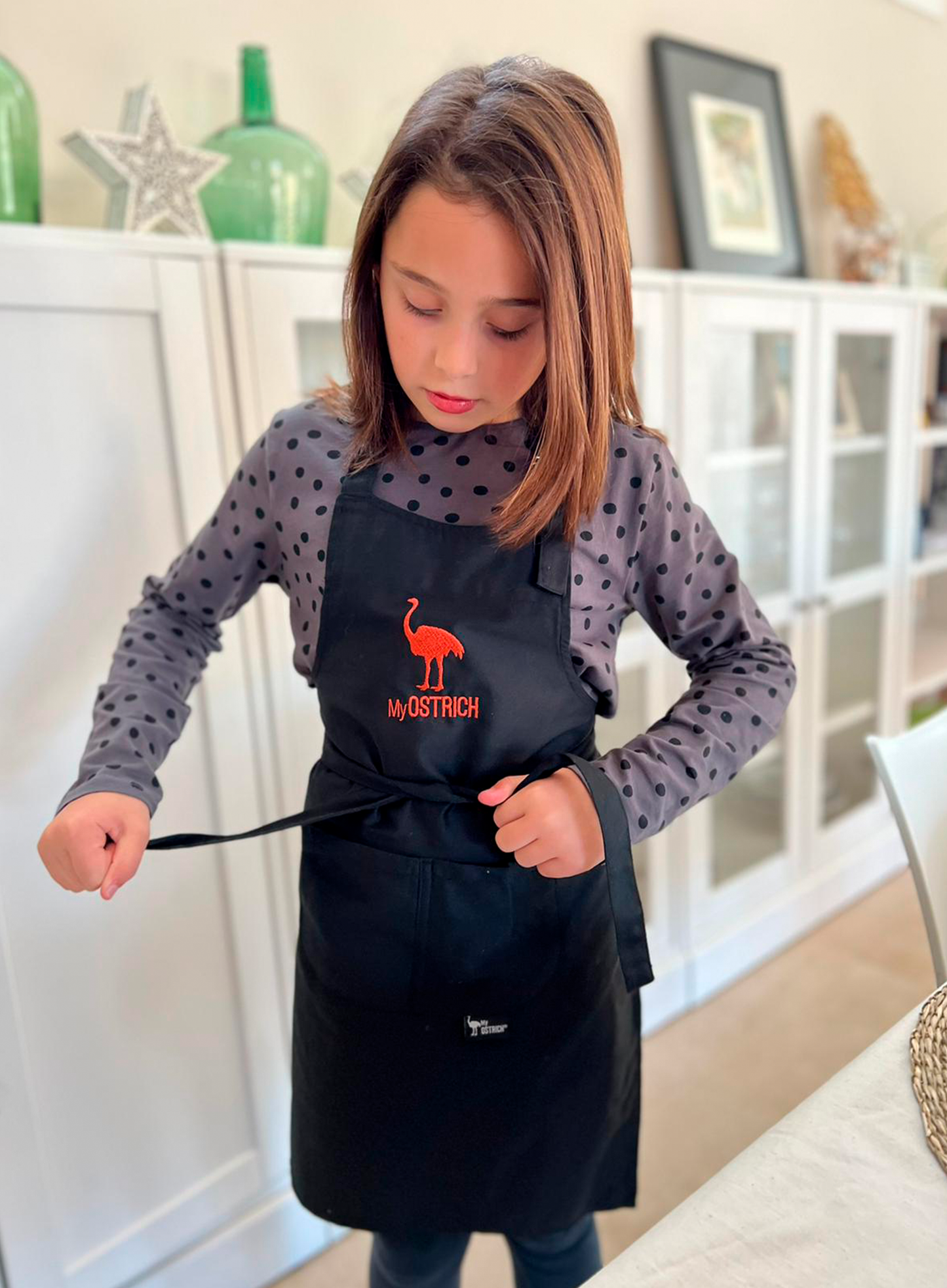 Delantal infantil negro con bolsillo